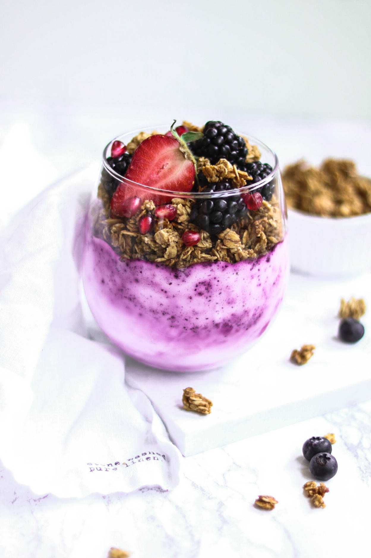 Frühstückstipp: Joghurt mit Granola und Heidelbeerpüree